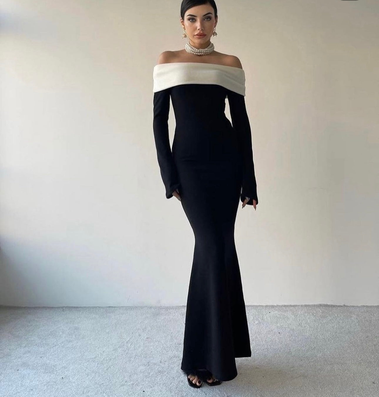 “Dalmat” off shoulder dress fustani i gjate i zi me pjesen e bardhe tek krAhet
