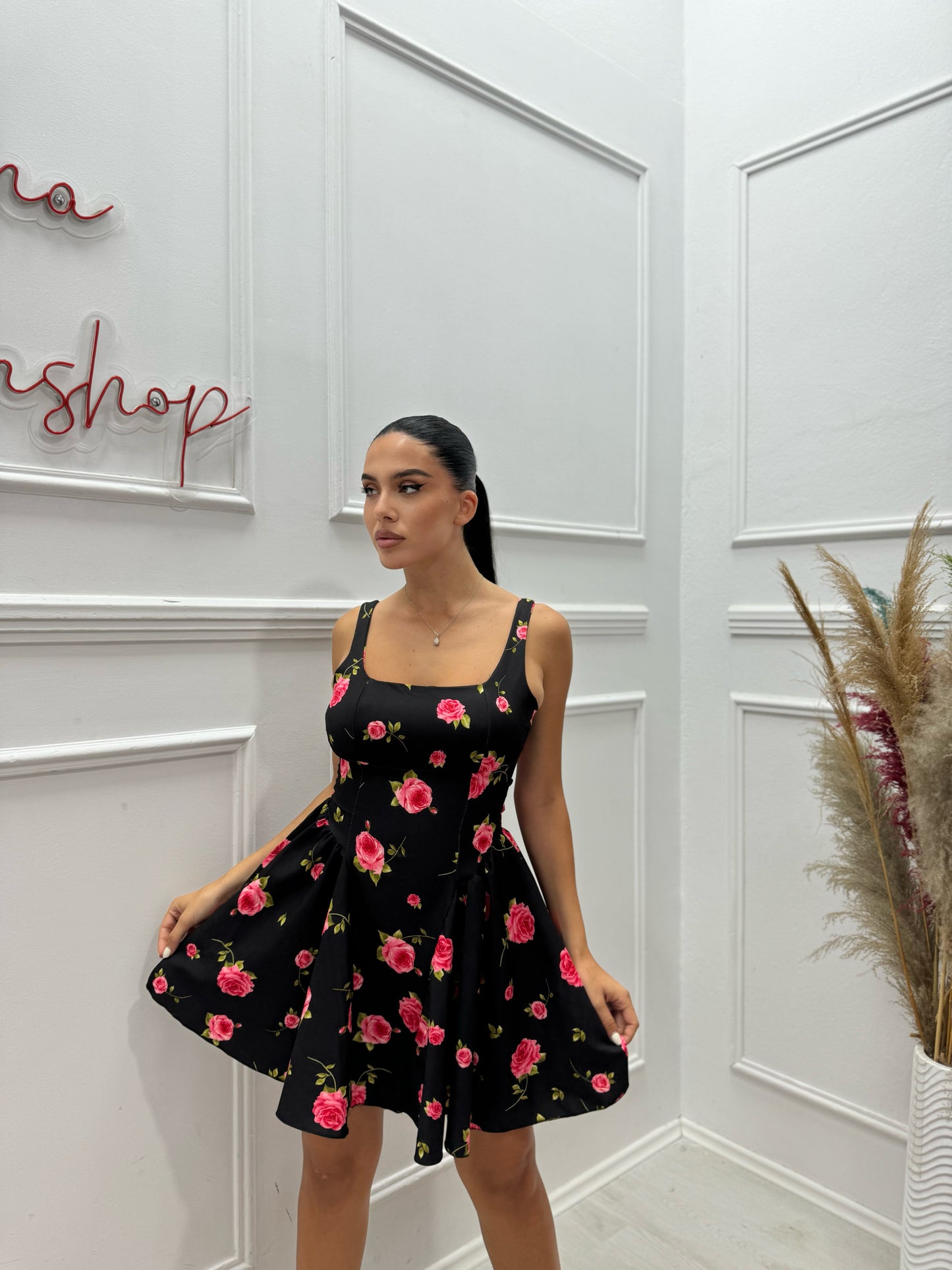 Fustan i zi floral me shpinen jasht