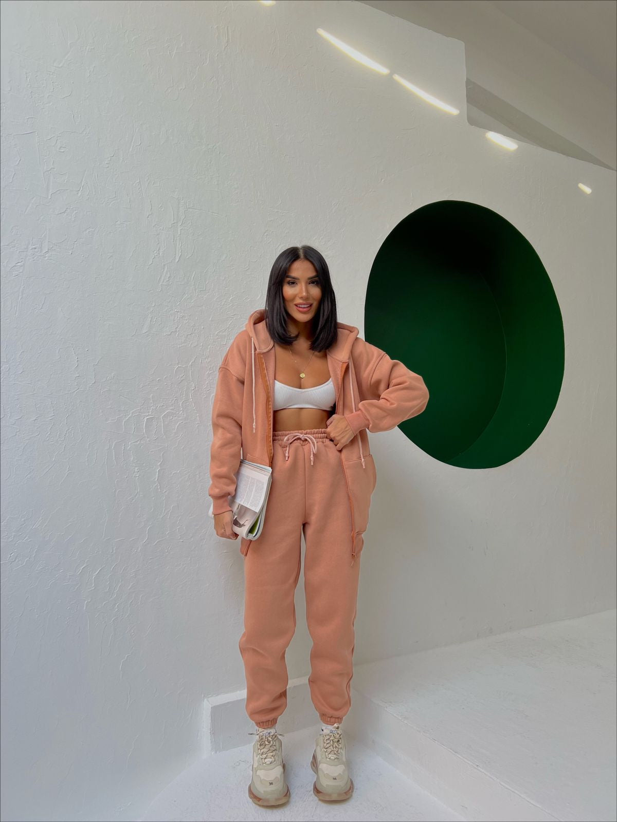 Kostum oversize me push nga brenda. Hoodie me zinxhir