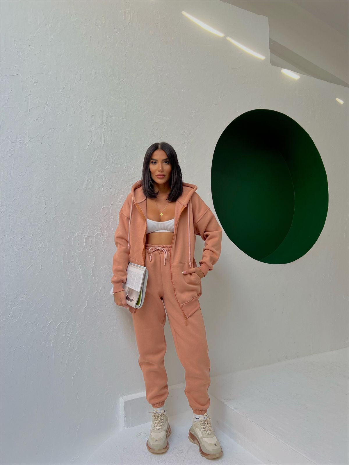 Kostum oversize me push nga brenda. Hoodie me zinxhir
