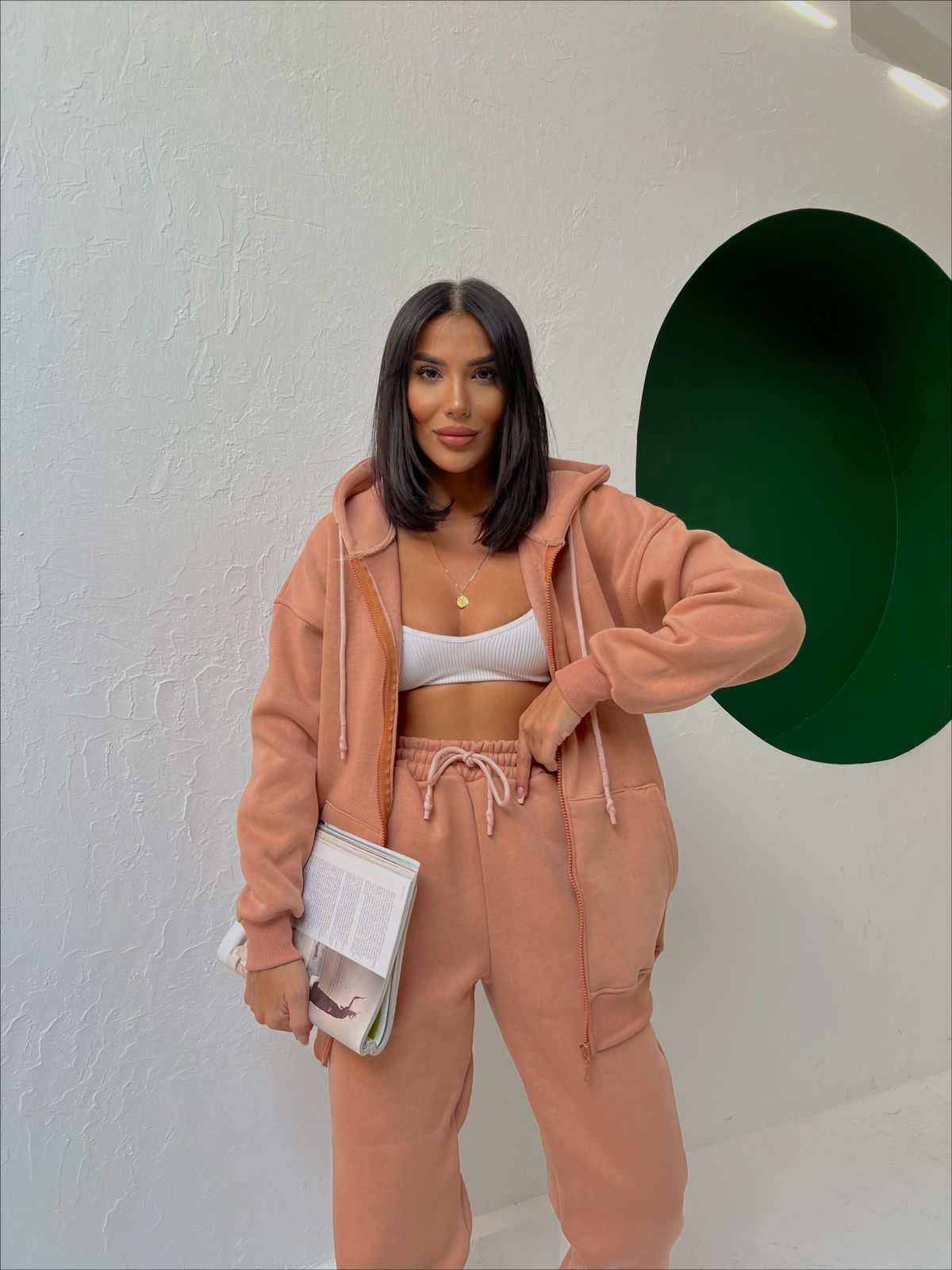 Kostum oversize me push nga brenda. Hoodie me zinxhir