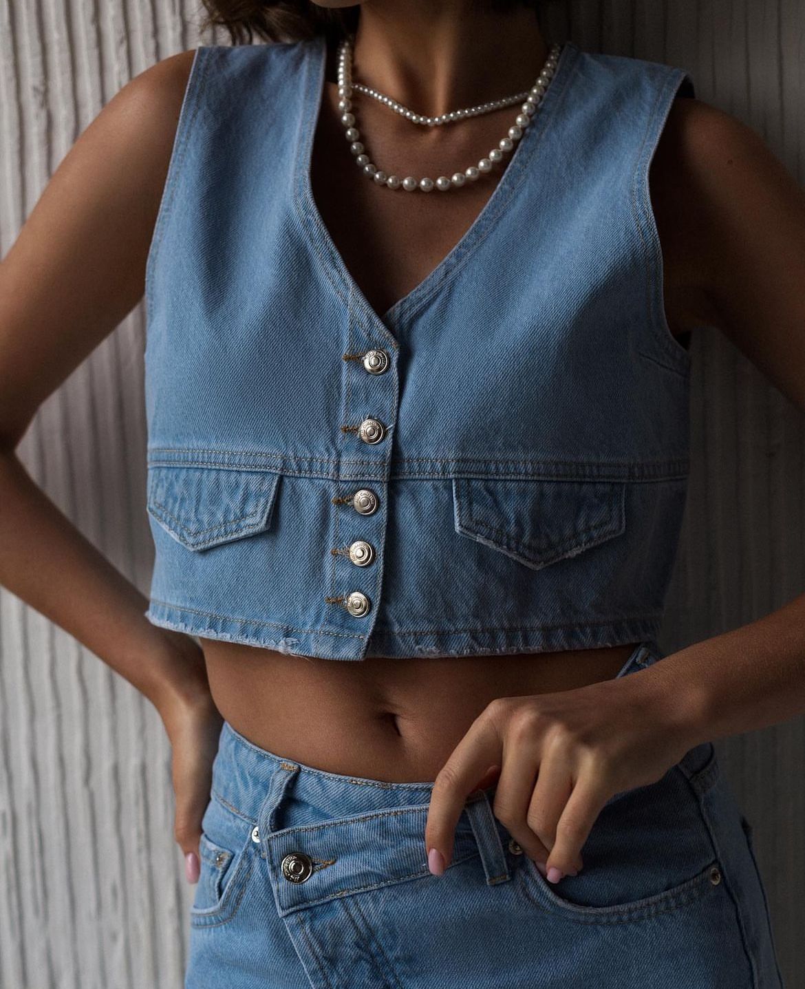 Kostum jeans me jelek dhe fund