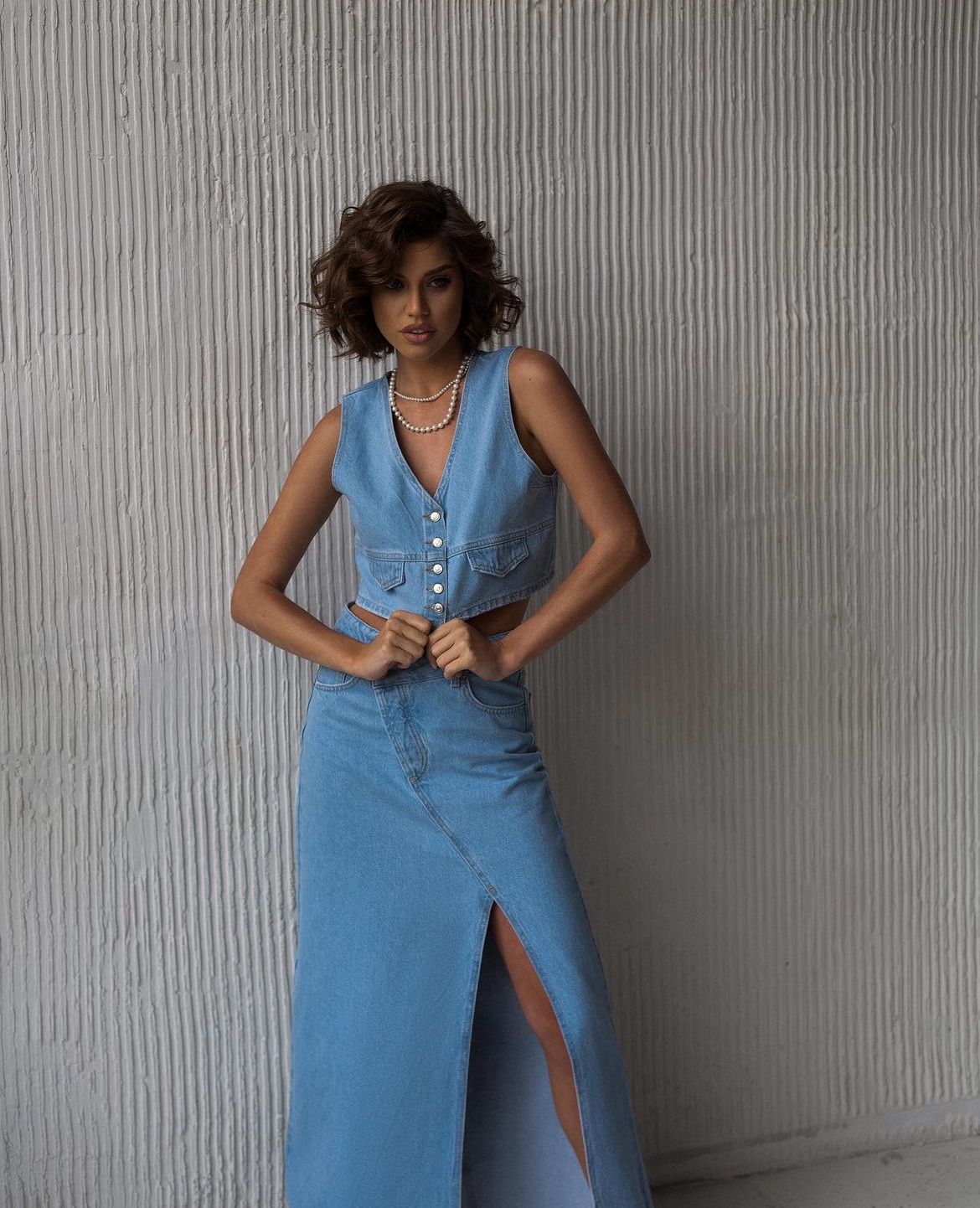 Kostum jeans me jelek dhe fund
