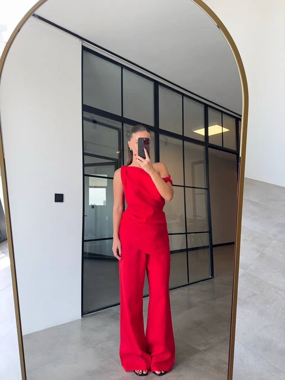 Off shoulder kostum kanatjere me nje krah dhe pantallon