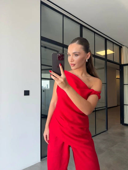 Off shoulder kostum kanatjere me nje krah dhe pantallon