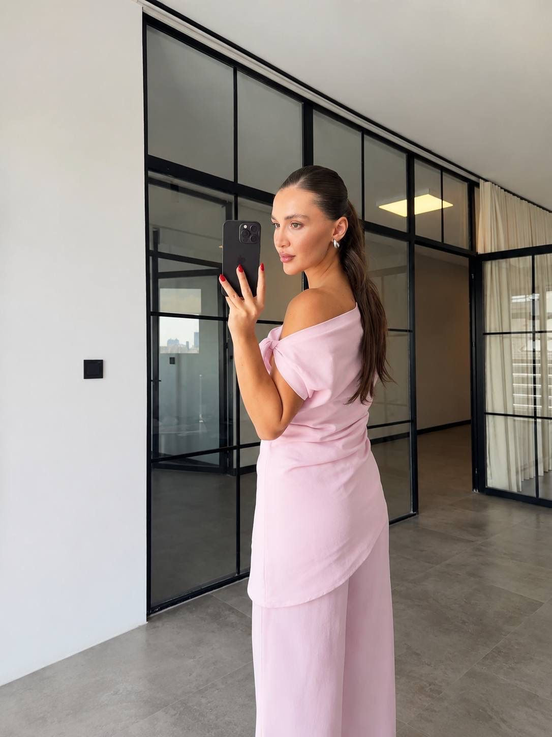Off shoulder kostum kanatjere me nje krah dhe pantallon