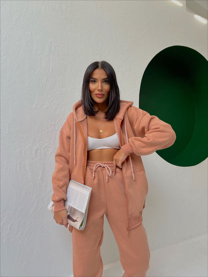 Kostum oversize me push nga brenda. Hoodie me zinxhir